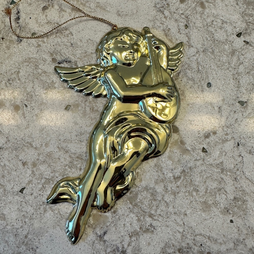 Angel with music plastic ornament‎